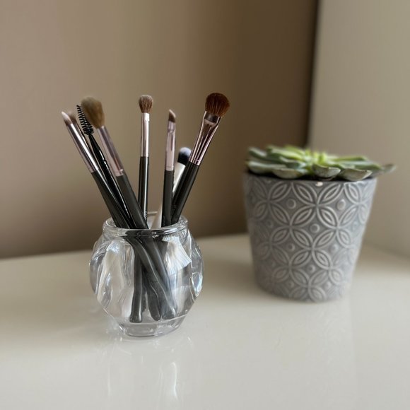 Makeup Brush or Pen Holder Glass Skull - Picture 4 of 8